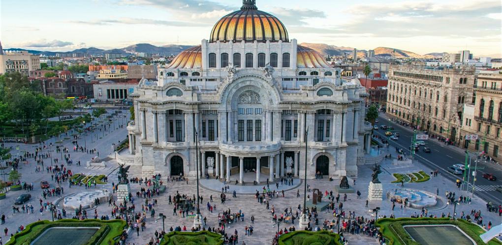 Vista panorámica de la Ciudad de México, destacando su arquitectura y vibrante vida urbana.